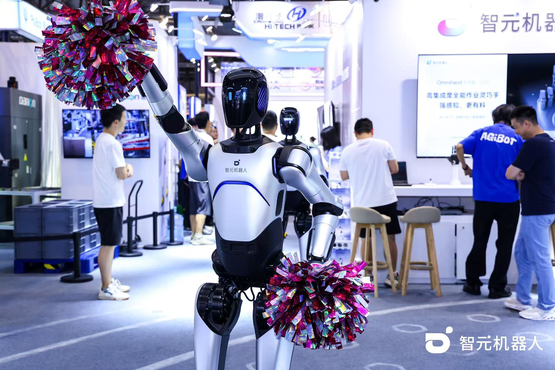 今年会网站机器人 WAIC 首日展台火爆，机器人家族集体打工忙不停